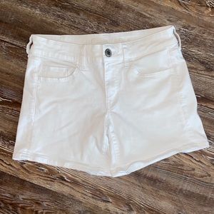 American Eagle White shorts